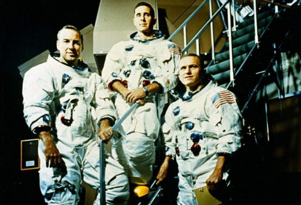 William Bill Anders (giữa) và Frank Borman (trái) và Jim Lovell trên tàu Apollo 8